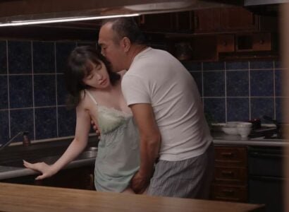 Bố chồng cô đơn gặp gỡ con dâu thèm khát vì chồng quá yêu công việc 