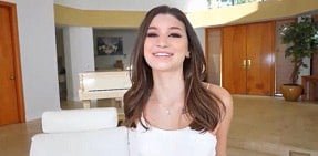 Brooke Monk nằm cùng người mẫu nóng bỏng