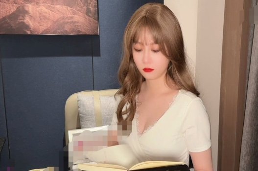 Cháu trai rình chịch nhà chú phát hiện dì thủ dâm một mình