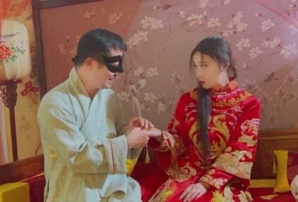 Công tử đưa cô tiểu thư mới quen về phòng