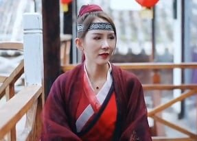 Em học sinh ngại ngần bị anh chàng thích chú ý đến đồng phục